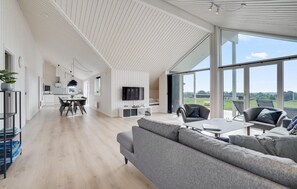 Fernseher, Kamin, Tischfußball