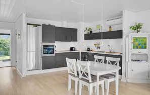 Fridge, microwave, oven, stovetop - Nice home in Kirke Hyllinge with WiFi (Kirke Hyllinge)