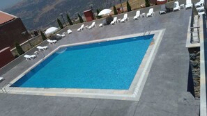 Una piscina techada, una piscina al aire libre