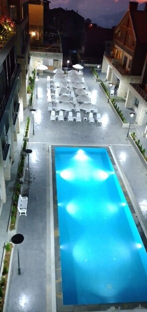 Alberca techada y alberca al aire libre