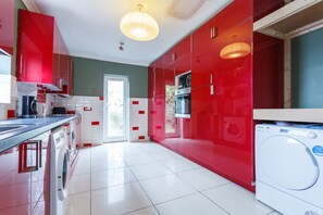 Refrigerador con freezer, microondas, horno, placa de cocina