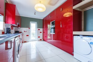 Full-size fridge, microwave, oven, stovetop