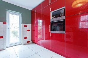 Refrigerador con freezer, microondas, horno, placa de cocina