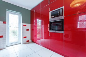 Full-size fridge, microwave, oven, stovetop