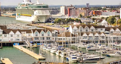 Shirley House Self Catering Guest House, 5 min Drive to Cruise Ship Terminals and City Centre