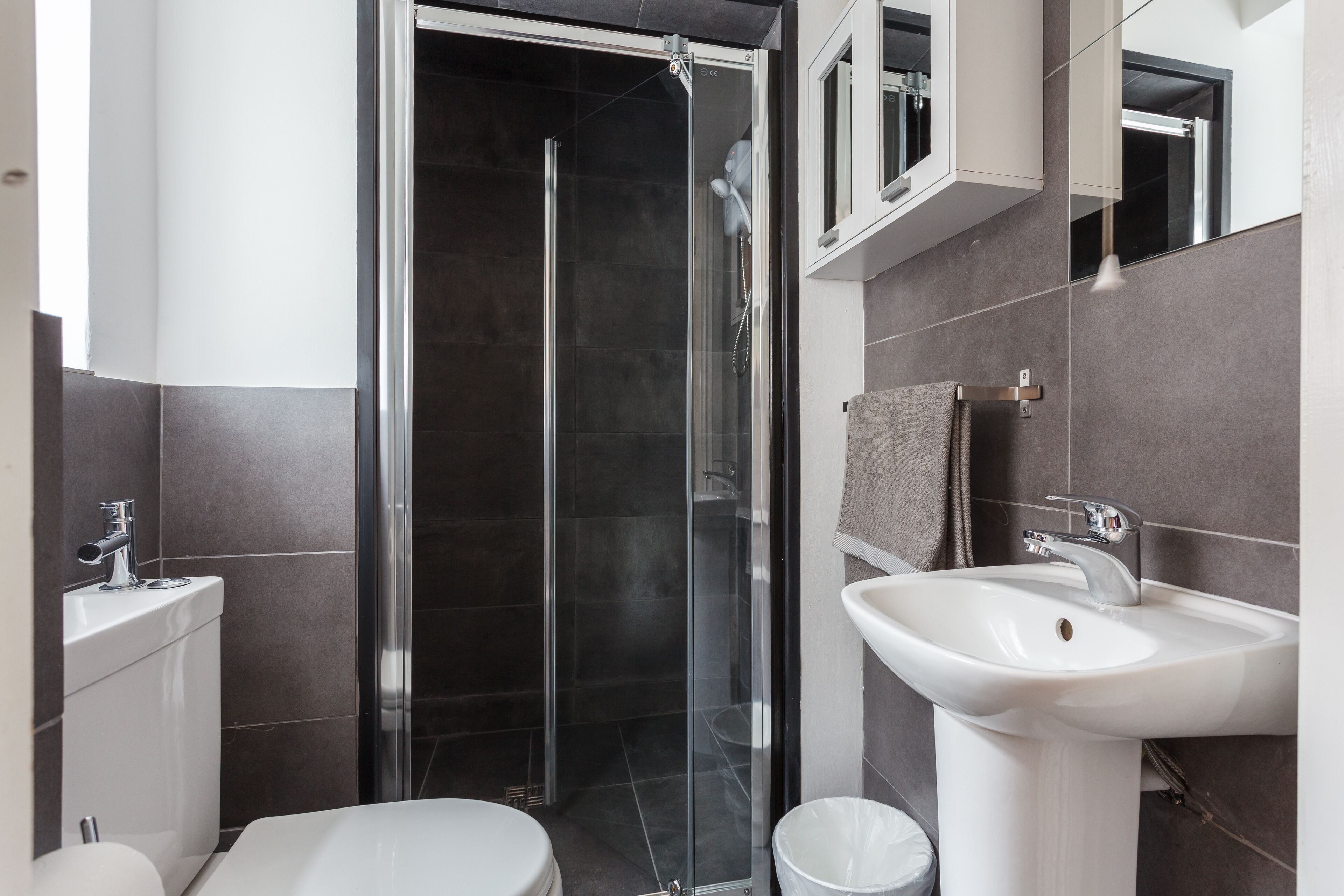 Deluxe Twin Room (2) | Bathroom | Hair dryer, towels, soap, shampoo