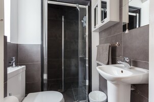 Deluxe Twin Room (2) | Bathroom | Hair dryer, towels, soap, shampoo