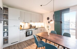 Kühlschrank, Mikrowelle, Herdplatte, Geschirrspüler