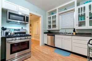 Fridge, microwave, oven, stovetop - Cottage Dreams-Near beach,conv. cntr,cruise,strand (Galveston)