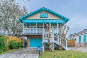 Exterior - Cottage Dreams-Near beach,conv. cntr,cruise,strand (Galveston)
