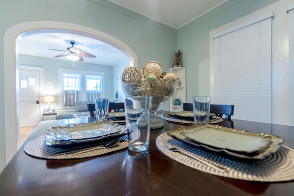 Dining - Cottage Dreams-Near beach,conv. cntr,cruise,strand (Galveston)