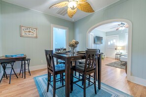 Dining - Cottage Dreams-Near beach,conv. cntr,cruise,strand (Galveston)