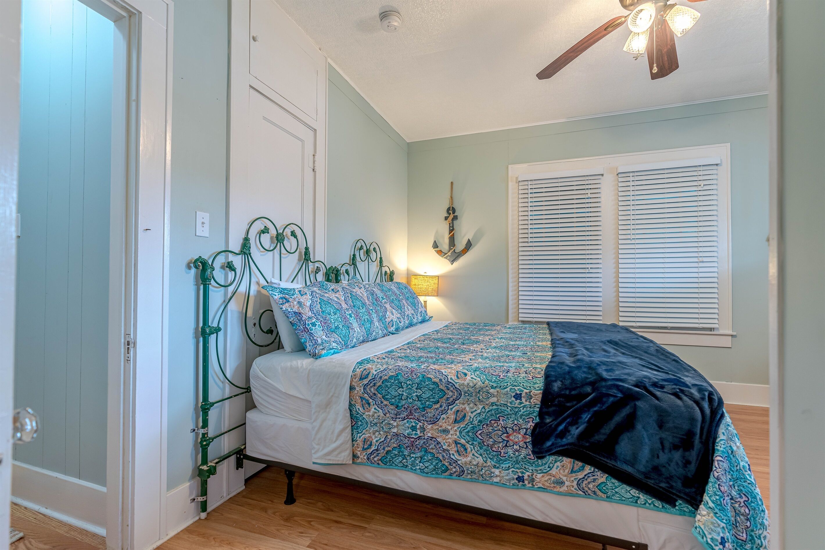 2 habitaciones, tabla de planchar con plancha y cuna de viaje 