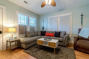 Smart TV - Cottage Dreams-Near beach,conv. cntr,cruise,strand (Galveston)