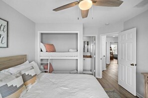 5 habitaciones, escritorio y tabla de planchar con plancha 