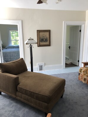 7 habitaciones, tabla de planchar con plancha y cuna de viaje 