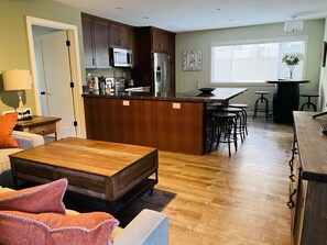 Fridge, microwave, oven, stovetop - Apt 6: Cozy Beach Apartment Great For Families (Carpinteria)