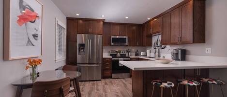 Kylskåp, mikrovågsugn, ugn och spishäll