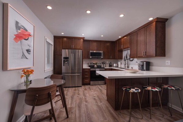 Refrigerador, microondas, horno y parrilla de estufa 