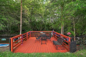 Outdoor dining - Pet safe fenced backyard on Withlacoochee River Kayaks Bikes internet provided (Dunnellon)