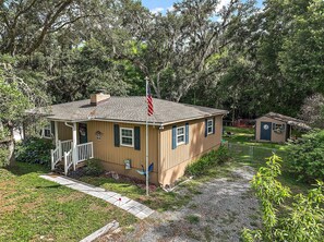 Exterior - Pet safe fenced backyard on Withlacoochee River Kayaks Bikes internet provided (Dunnellon)