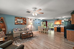 Smart TV, fireplace, books - Pet safe fenced backyard on Withlacoochee River Kayaks Bikes internet provided (Dunnellon)