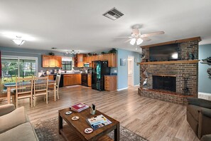 Smart TV, fireplace, books - High speed internet, bikes kayaks fenced backyard, pet friendly on Withlacoochee (Dunnellon)