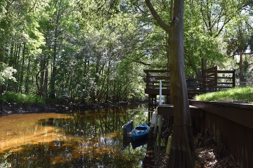 Pet safe fenced backyard on Withlacoochee River Kayaks Bikes internet provided