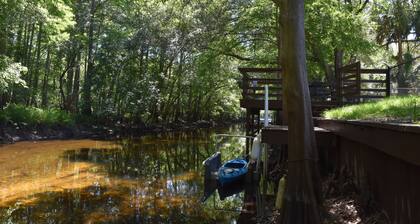 Pet safe fenced backyard on Withlacoochee River Kayaks Bikes internet provided