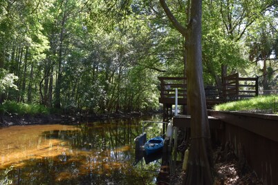Pet safe fenced backyard on Withlacoochee River Kayaks Bikes internet provided