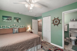 2 bedrooms, iron/ironing board, free WiFi, bed sheets - Pet safe fenced backyard on Withlacoochee River Kayaks Bikes internet provided (Dunnellon)