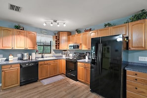 Fridge, microwave, oven, stovetop - Pet safe fenced backyard on Withlacoochee River Kayaks Bikes internet provided (Dunnellon)