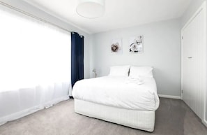 4 bedrooms, iron/ironing board, free WiFi, bed sheets - Perfect for Families & Groups: Views & Wi-Fi (Newstead)