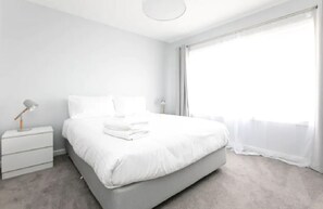 4 bedrooms, iron/ironing board, free WiFi, bed sheets - Perfect for Families & Groups: Views & Wi-Fi (Newstead)