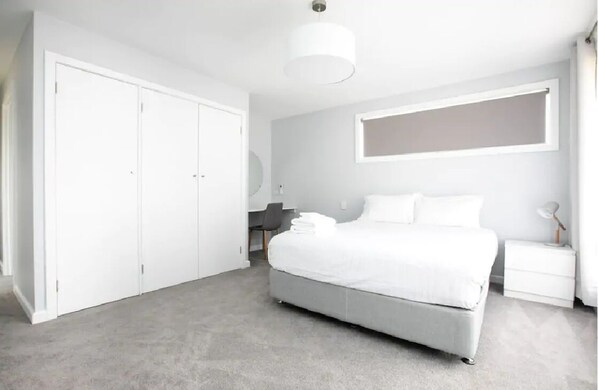 4 bedrooms, iron/ironing board, free WiFi, bed sheets