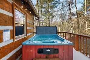 Outdoor spa tub - Hot Tub, BBQ, Fire Pit in Wooded Smoky Mountains (Sevierville)