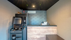 Una cocina moderna con cafetera espresso integrada, cafetera de filtro y microondas.