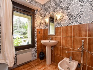 Shower - Historic Holiday Home in Cérilly With Swimming Pool (Cerilly)