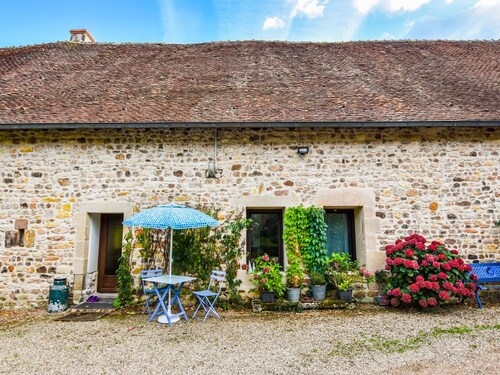 Historic Holiday Home in Cérilly With Swimming Pool