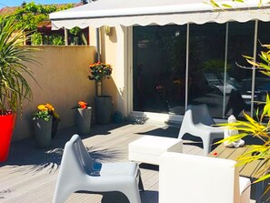 Balcony - Modern Detached Village Villa With Large Terrace and Private Swimming Pool (Oraison)