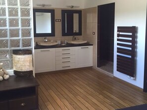 Bathtub - Modern Detached Village Villa With Large Terrace and Private Swimming Pool (Oraison)