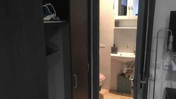 Rumah | Kamar mandi | Kombinasi shower/bathtub dan handuk