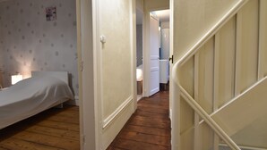 2 Schlafzimmer, individuell eingerichtet