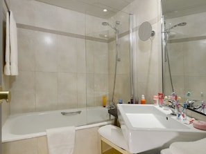 Combined shower/bathtub, towels - Comfortable Studio With Dishwasher in a Beautiful Residence (Antibes)