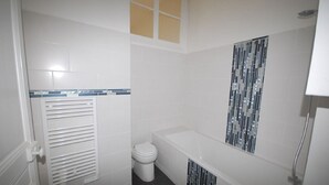 Apartment | Badezimmer | Duschwanne