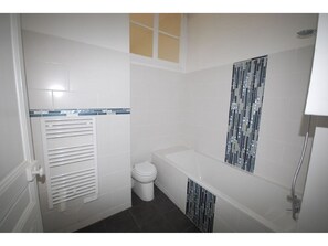 Apartment | Badezimmer | Duschwanne