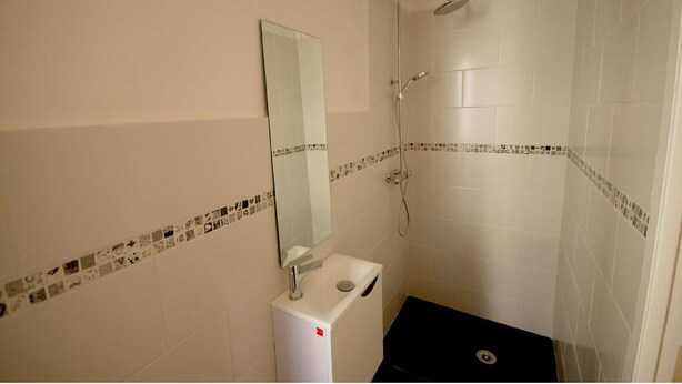 Apartment | Badezimmer | Duschwanne