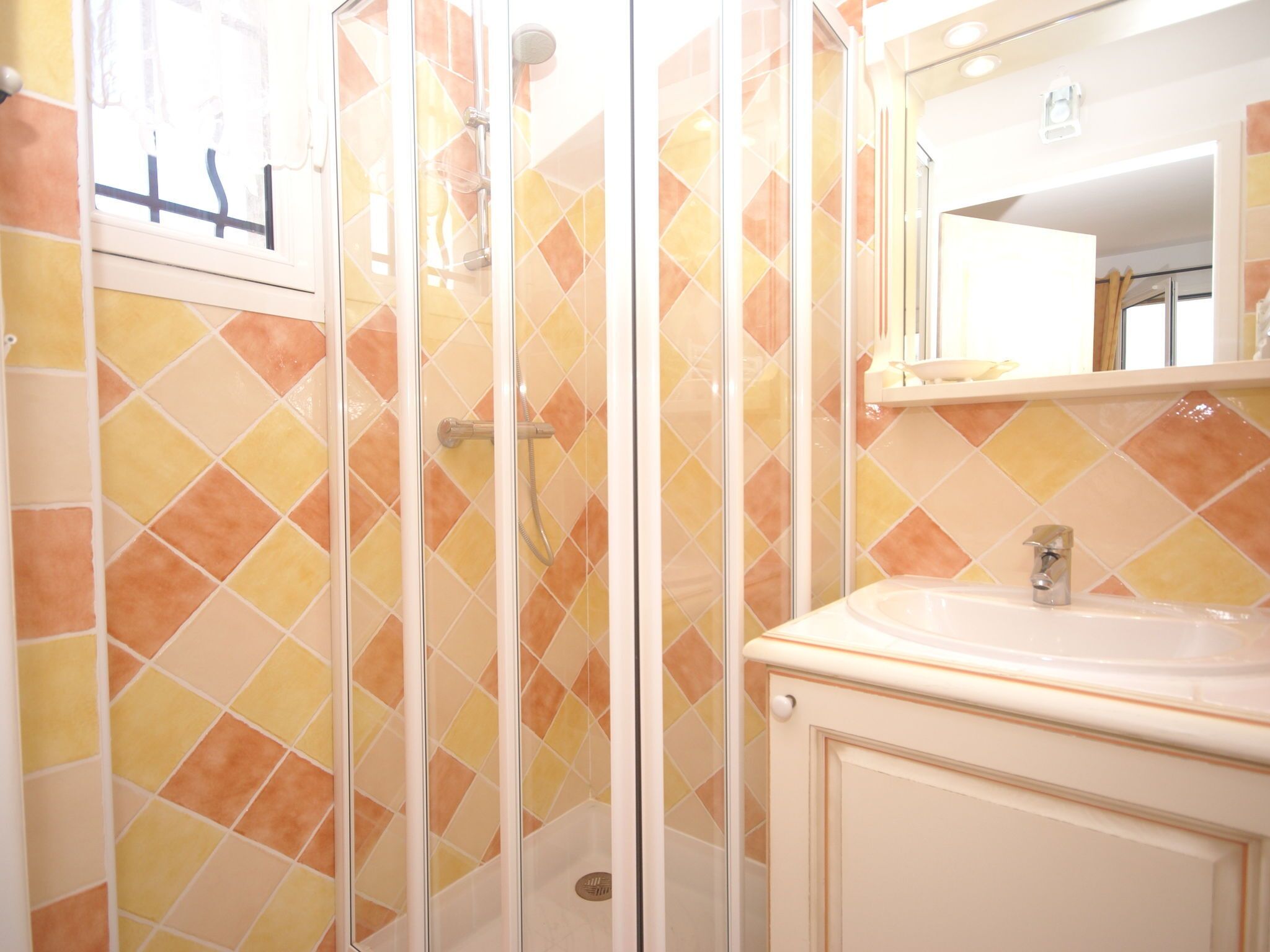 Combined shower/bathtub