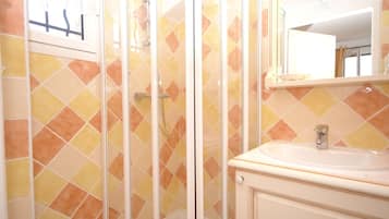 Combined shower/bathtub