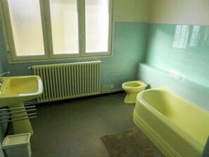 Bathroom - Spacious Holiday Home in Sallèles-d'aude With Swimming Pool (Montlaur)
